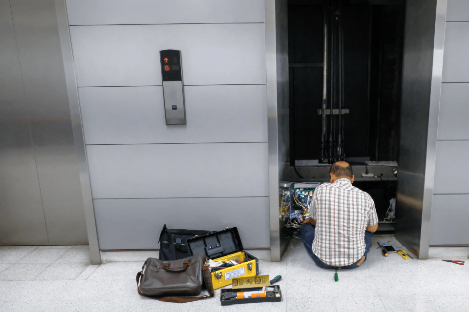 Técnico trabajando en un ascensor