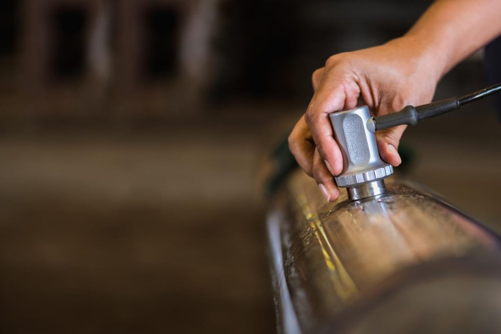 Persona haciendo un agujero en un metal