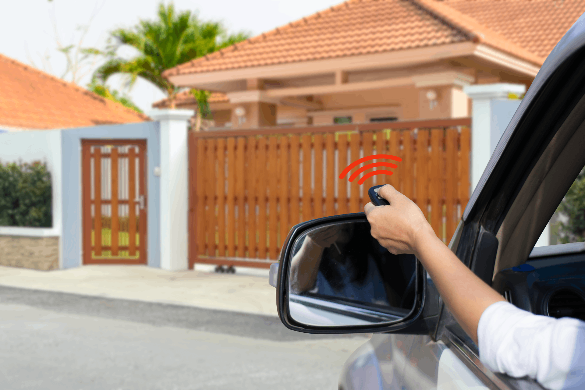 Persona abre una puerta de entrada a un chalet con mando a distancia