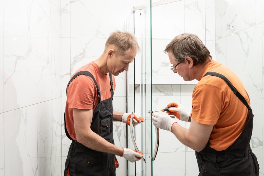 Técnicos instalando una puerta de cristal